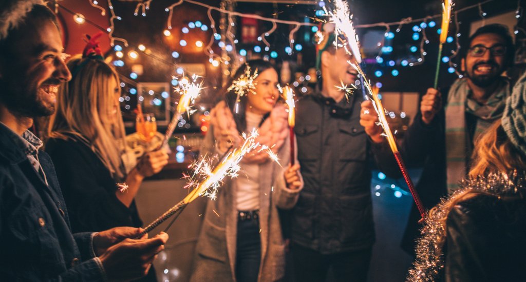 Feiere Silvester auf dem Campingplatz!  Wohnwagen, Feuerwerk & Winterlandschaft.