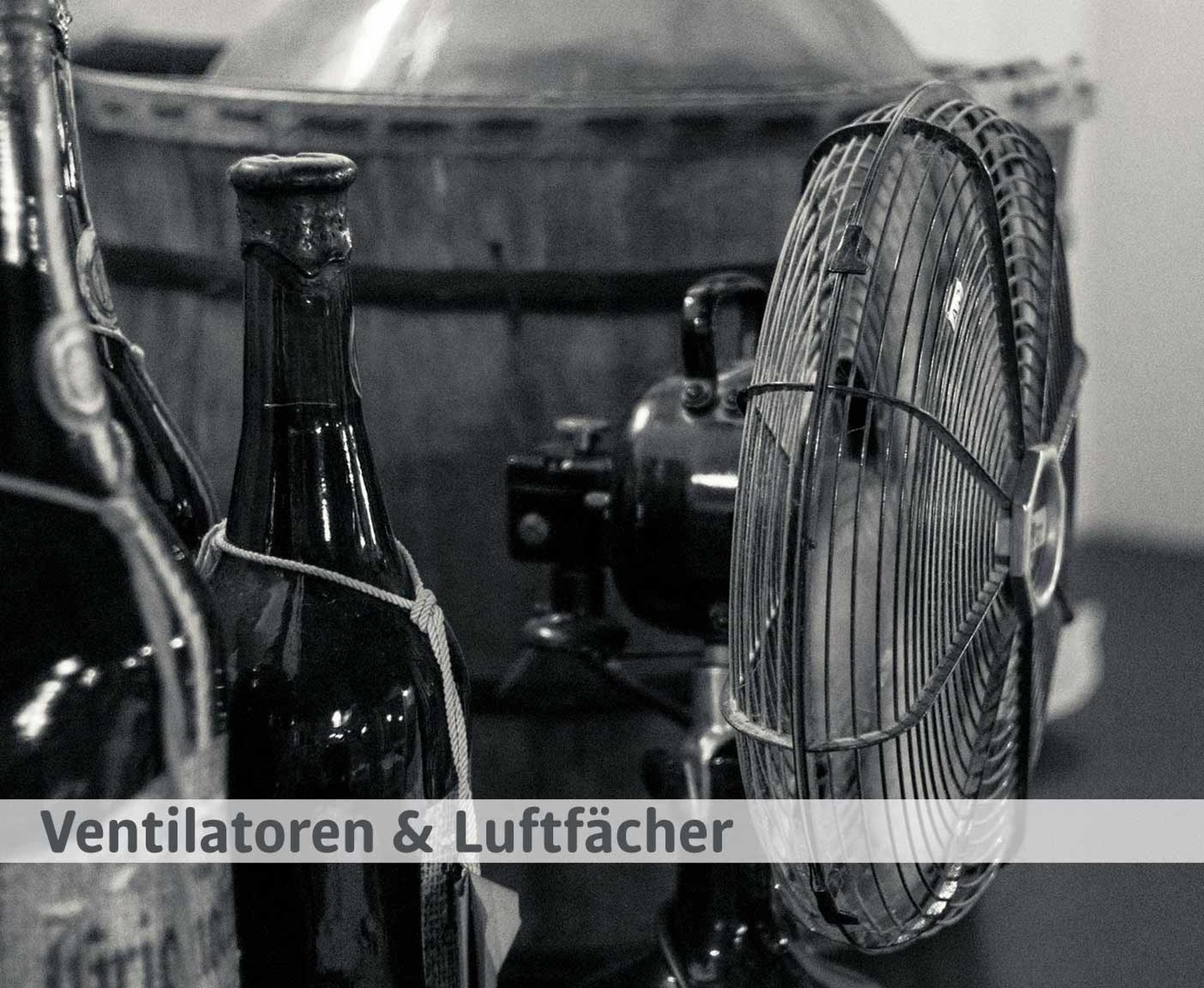 Ventilator und Flaschen, schwarz-weiß
