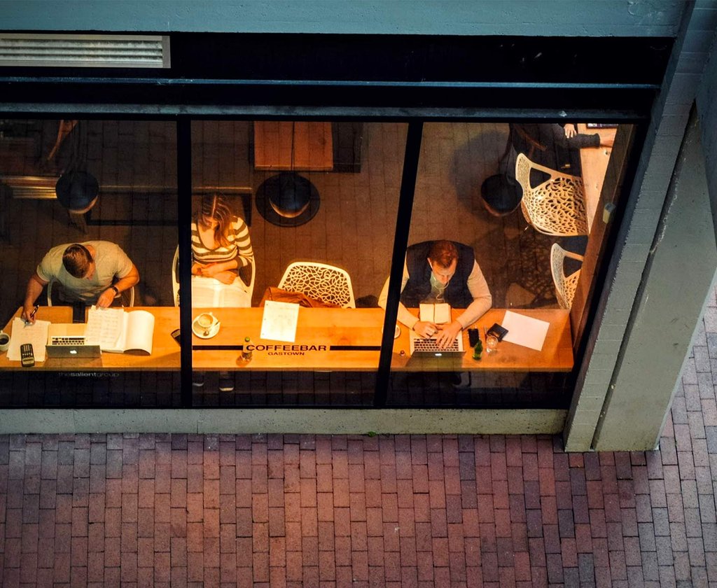 Wohnmobil am idyllischen See: Dein Traum vom digitalen Nomadenleben?