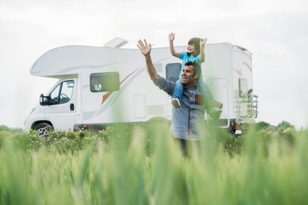 Sicher reisen mit Kind im Wohnmobil: Familie auf Campingplatz