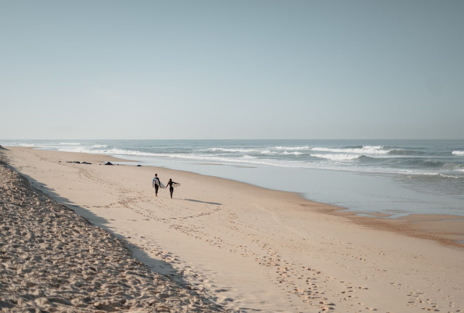 Surfer am Strand in Frankreich Wellen Meer Strandurlaub