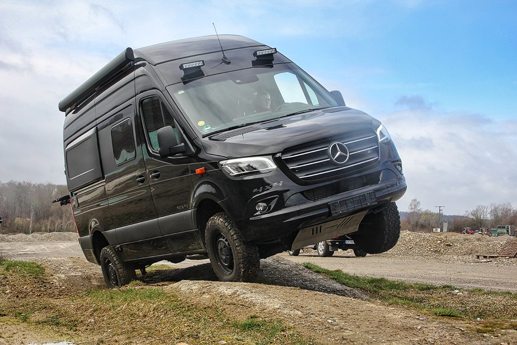 4x4-Camper auf abenteuerlicher Offroad-Reise durch unberührte Natur.