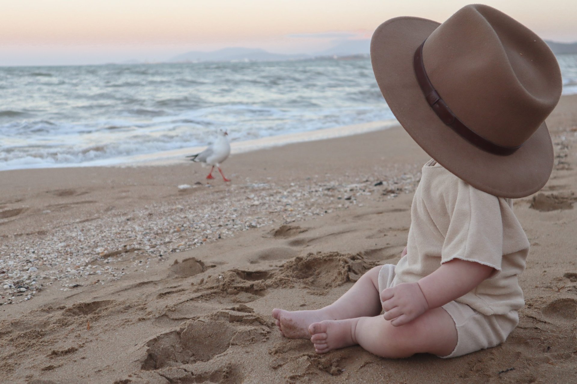 Baby am Strand während der Elternzeit Reise