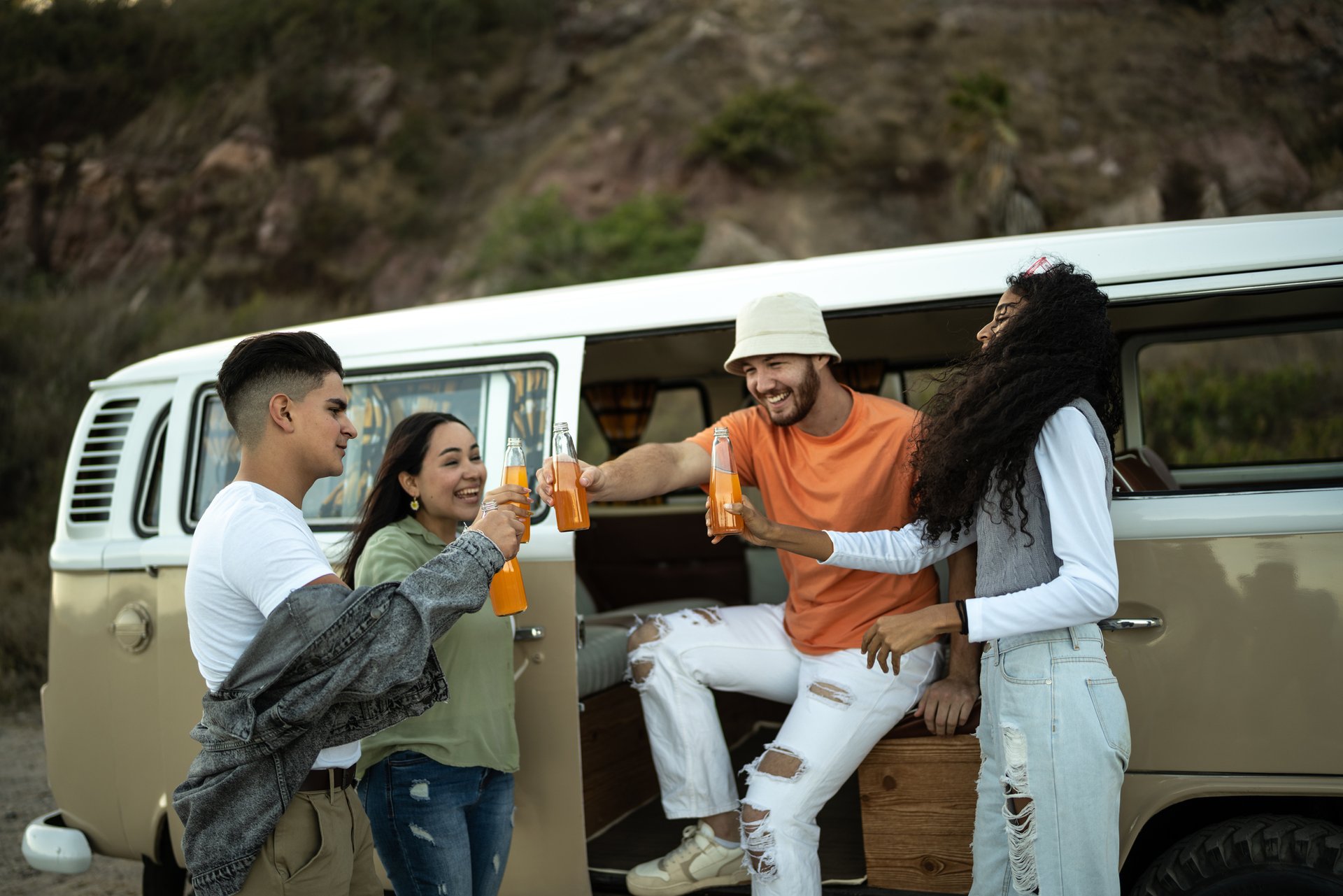 Wohnwagen auf sonnigem Stellplatz. Plane jetzt Deinen Campingurlaub 2025 und sichere Dir Deinen Lieblingsplatz!