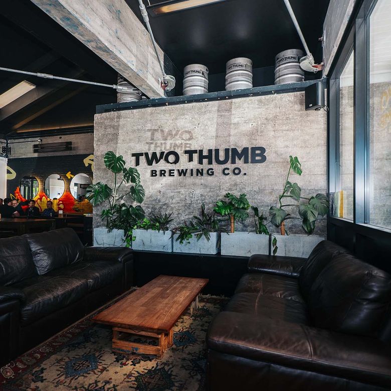 Two Thumb lounge