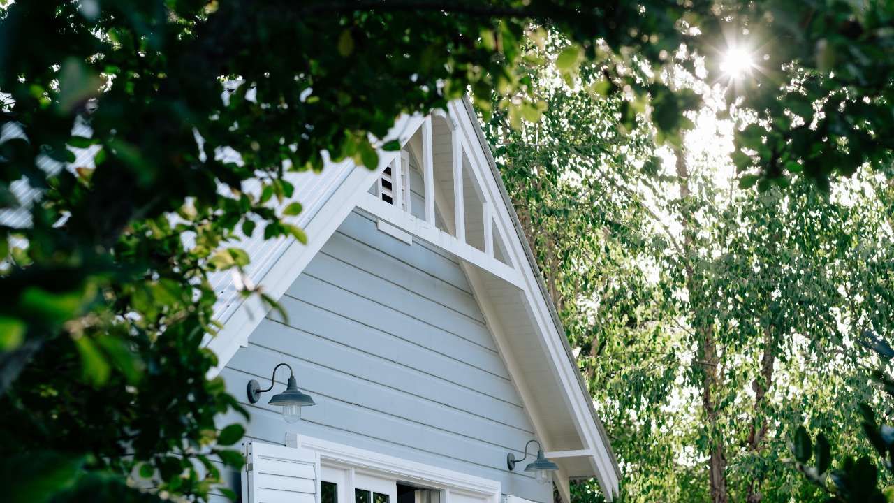 https://a-ap.storyblok.com/f/3000981/1280x720/82fc33ed1d/weatherboard-home-exterior-paint-2.jpg