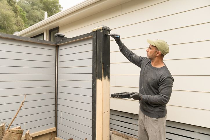 https://a-ap.storyblok.com/f/3000981/724x483/4909602c3f/painting-outdoor-fence.jpg